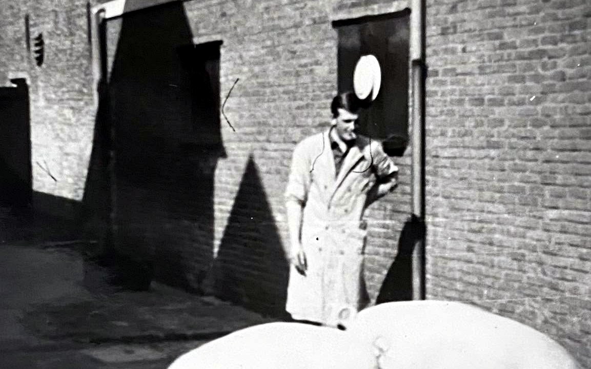 Opa Lubbinge bij het vee — begin van Slagerij Lubbinge in 1933