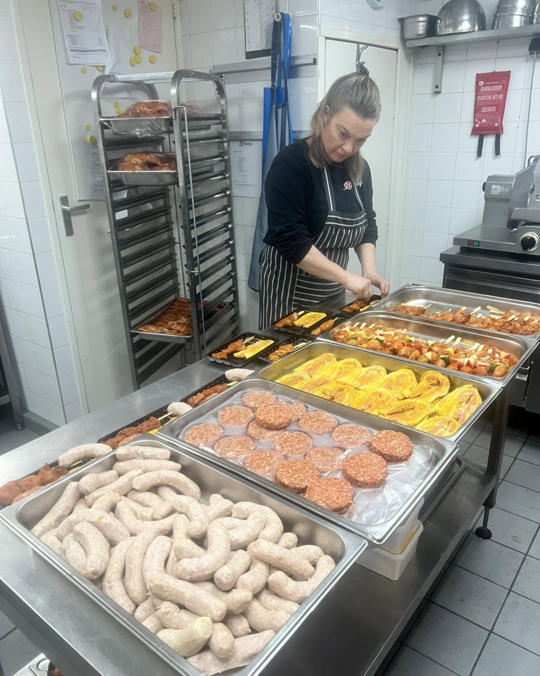 Hilma bereidt het eten in de keuken van JL Catering in Steenwijk