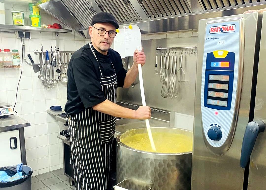 Jan Lubbinge aan het werk in de keuken van JL Catering