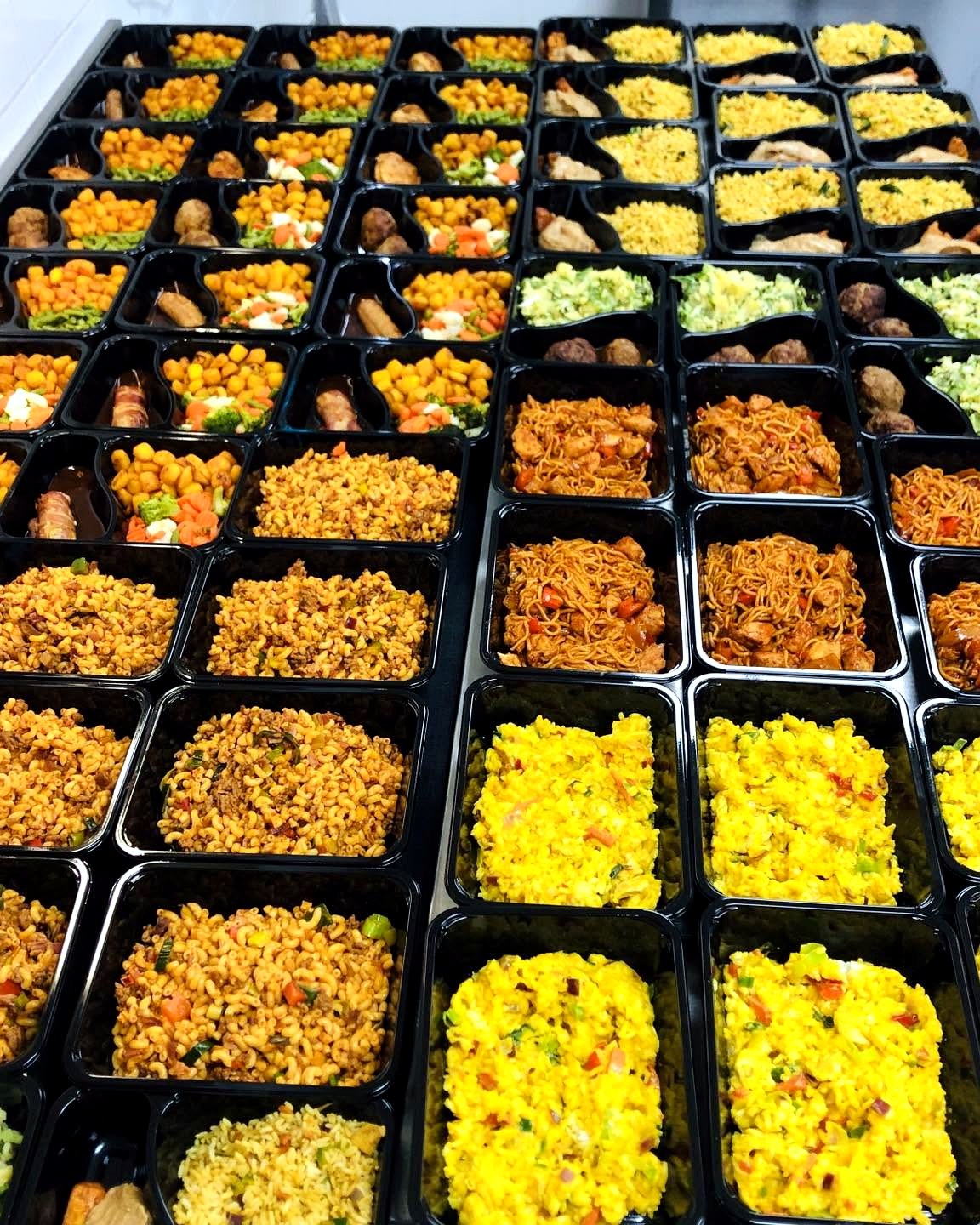 Buffetschalen met salades en warme gerechten klaar voor levering